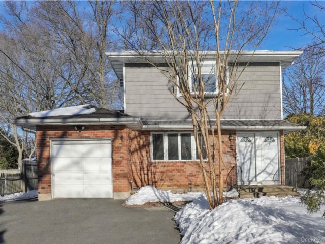  5 BR,  2.00 BTH &nbsp;Colonial style home in Lake Grove