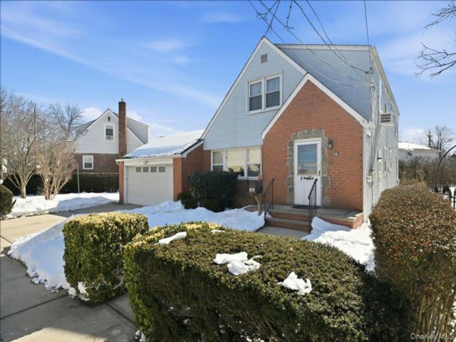  5 BR,  2.00 BTH &nbsp;Cape cod style home in Floral Park