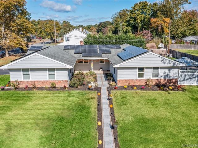  4 BR,  3.00 BTH &nbsp;Ranch style home in Stony Brook