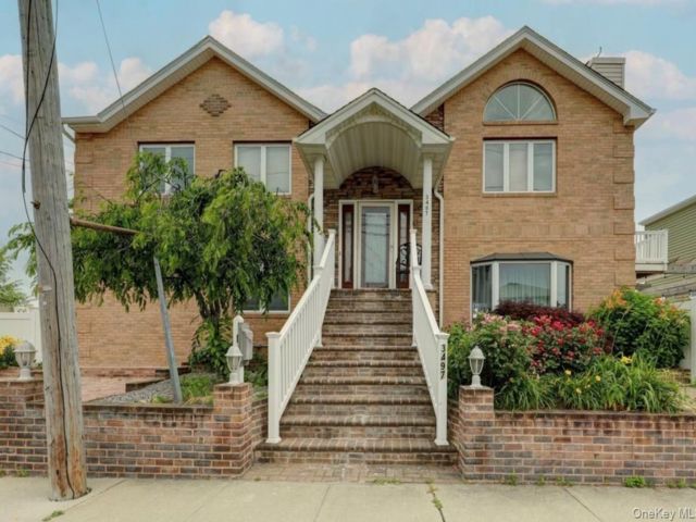  3 BR,  2.00 BTH &nbsp;Hi ranch style home in Oceanside