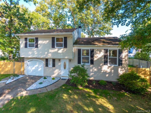  3 BR,  2.00 BTH &nbsp;Split level style home in Port Jefferson Station