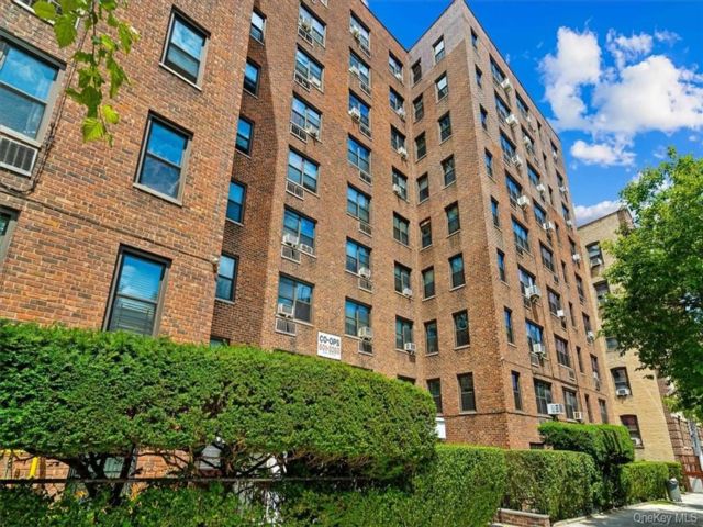  3 BR,  2.00 BTH &nbsp;Mid rise style home in Jerome Avenue