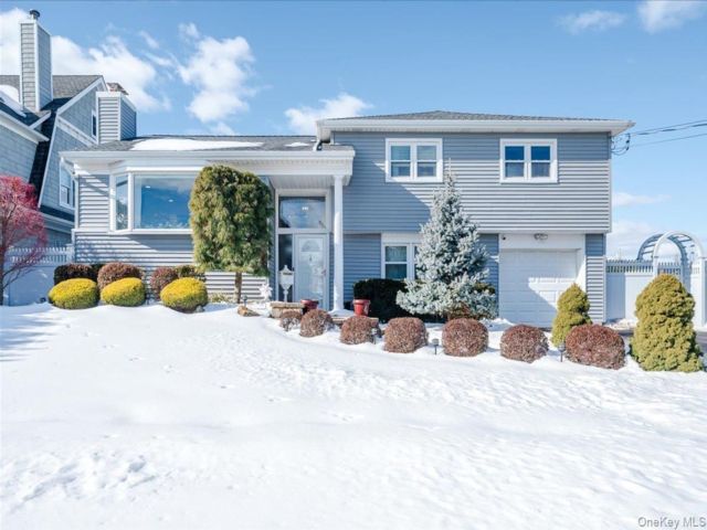  3 BR,  3.00 BTH &nbsp;Split level style home in Massapequa