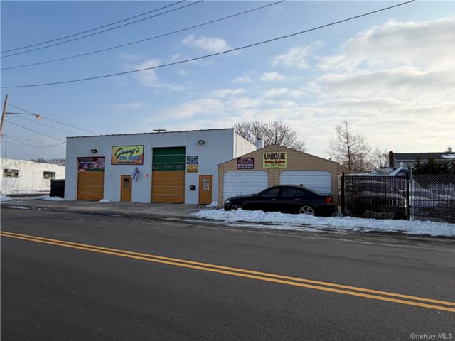 Lot <b>Size:</b>  &nbsp;House style home in Lindenhurst