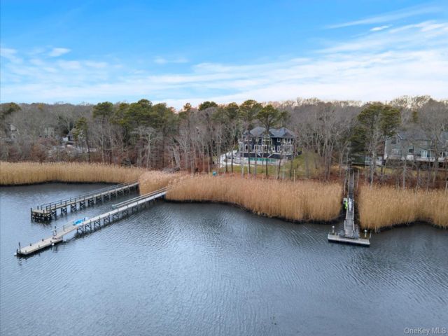  4 BR,  4.00 BTH &nbsp;Post modern style home in Westhampton