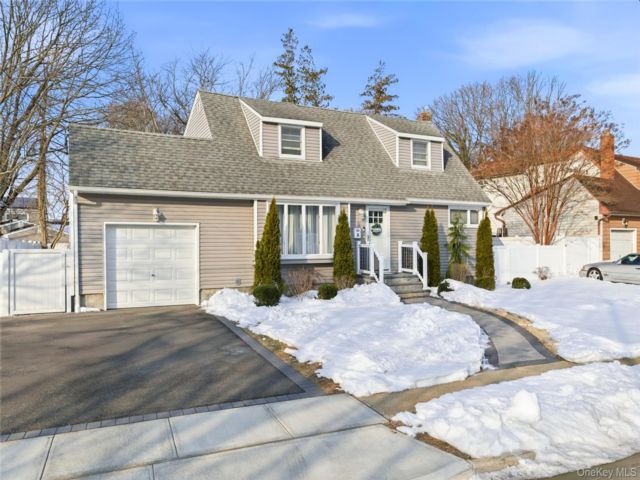  4 BR,  2.00 BTH &nbsp;Exp cape style home in Massapequa Park