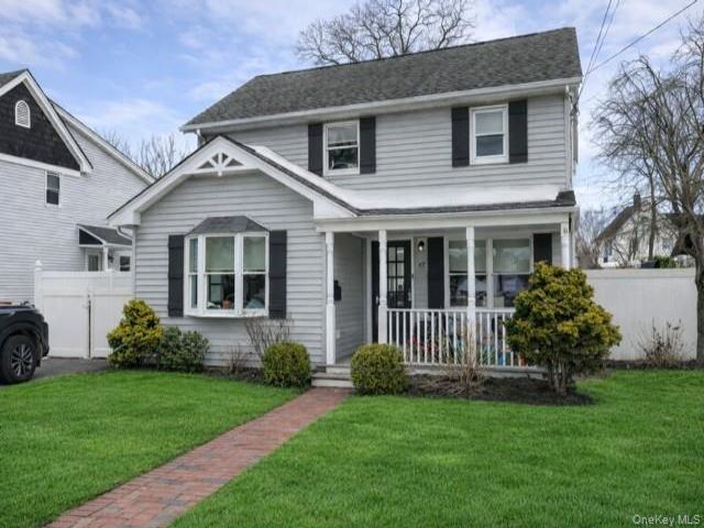  4 BR,  2.00 BTH &nbsp;Colonial style home in Islip