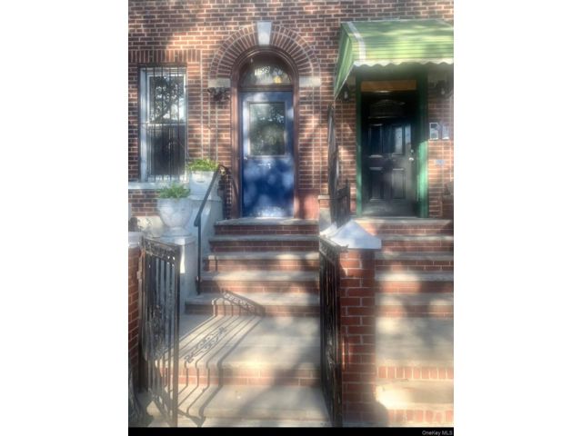 1 BR,  1.00 BTH &nbsp;Mid-century mod style home in Flatbush