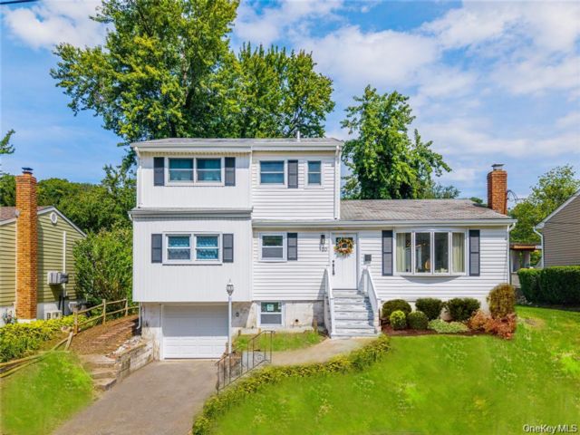  5 BR,  2.00 BTH &nbsp;Hi ranch style home in Glenwood Landing