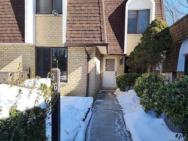  3 BR,  2.00 BTH &nbsp;Condo style home in Medford