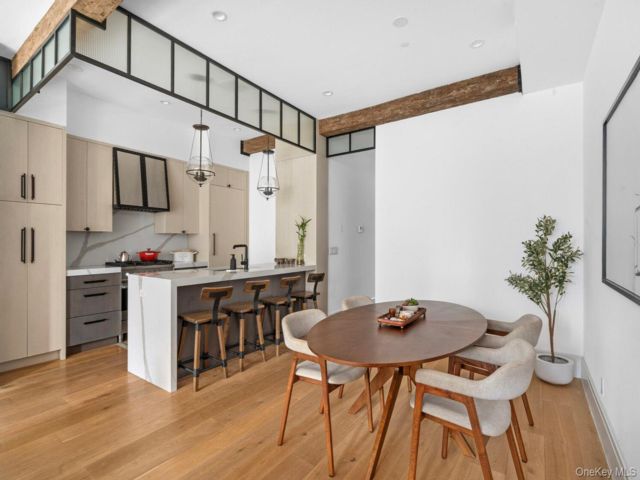  2 BR,  2.00 BTH &nbsp;Condo style home in Carroll Gardens