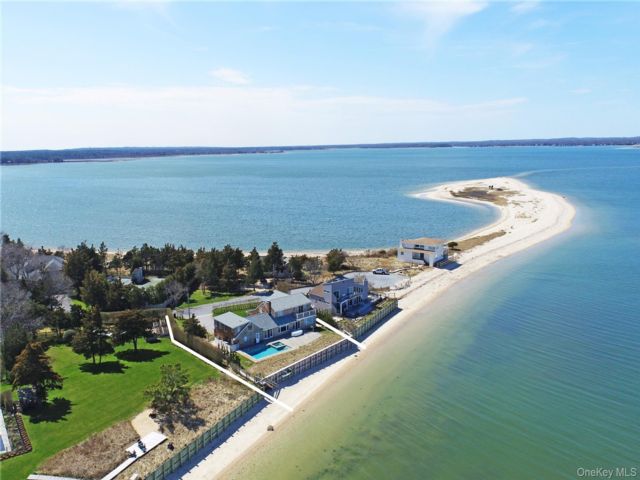  4 BR,  5.00 BTH &nbsp;Cape cod style home in Hampton Bays