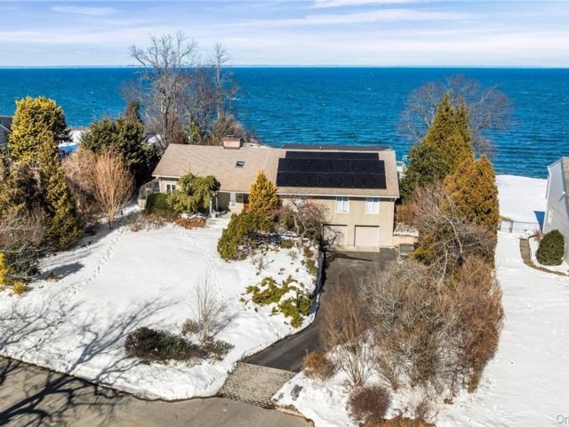  4 BR,  4.00 BTH &nbsp;Exp ranch style home in Miller Place