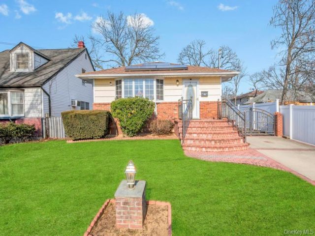  3 BR,  2.00 BTH &nbsp;Ranch style home in Rockville Centre