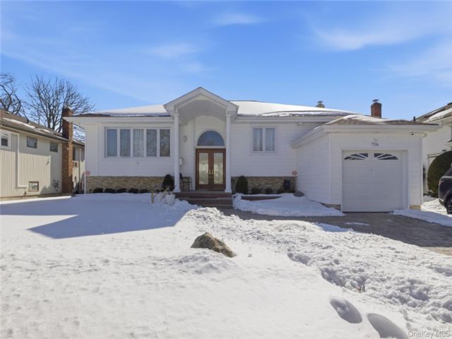  4 BR,  3.00 BTH &nbsp;Hi ranch style home in Valley Stream