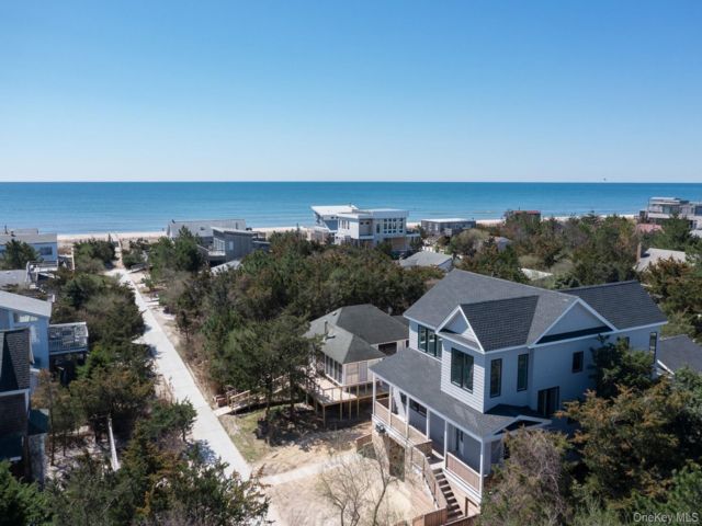  4 BR,  4.00 BTH &nbsp;Exp cape style home in Lonelyville