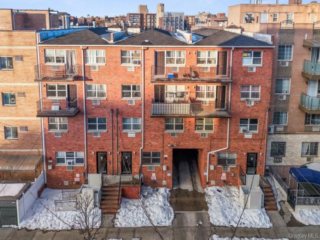  8 BR,  8.00 BTH &nbsp;Contemporary style home in Flushing