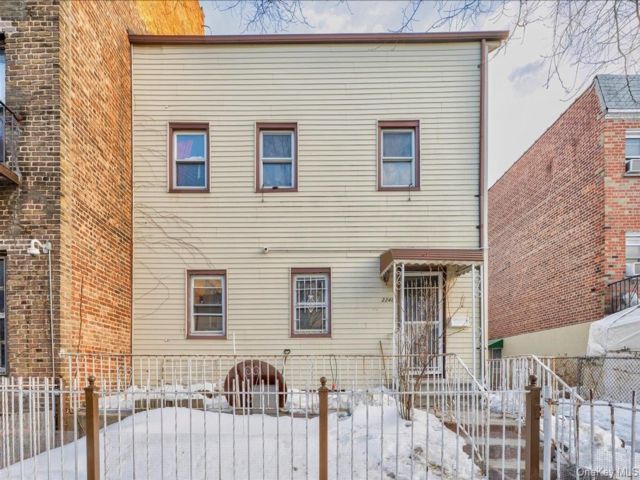  7 BR,  3.00 BTH &nbsp;Colonial style home in Parkchester