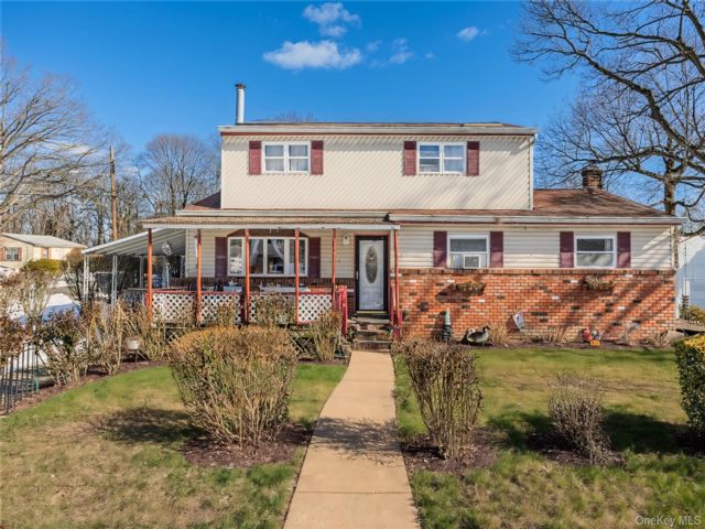  6 BR,  3.00 BTH &nbsp;Colonial style home in Amityville