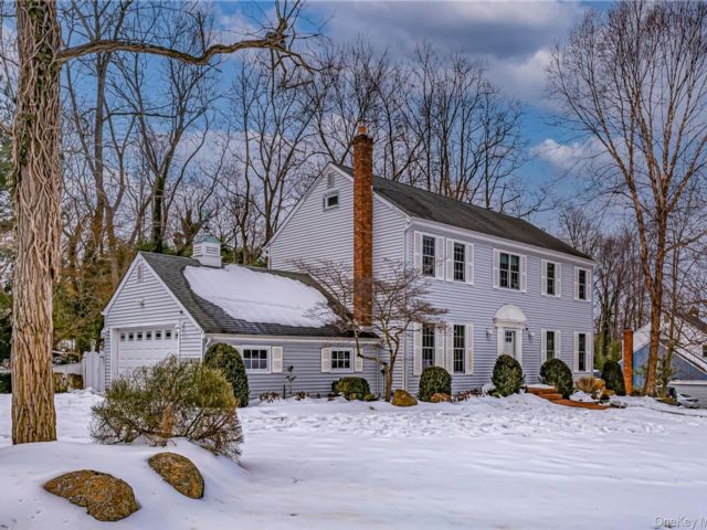  4 BR,  3.00 BTH &nbsp;Colonial style home in Mount Sinai