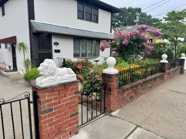  5 BR,  2.00 BTH &nbsp;Colonial style home in Elmont