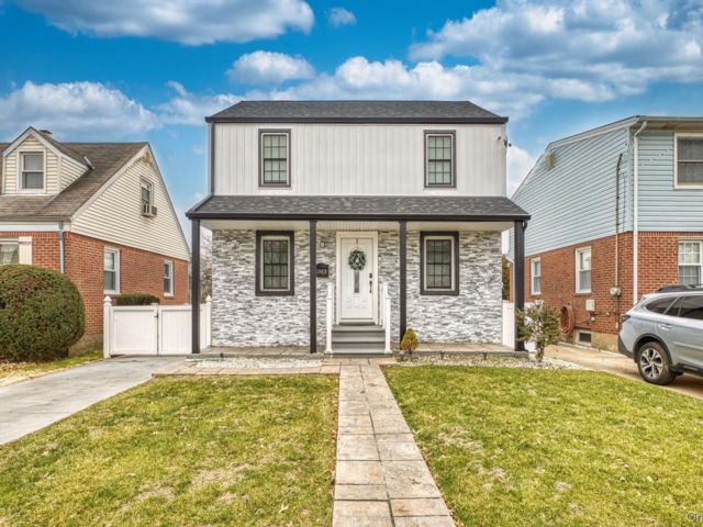  3 BR,  2.00 BTH &nbsp;Colonial style home in Mineola