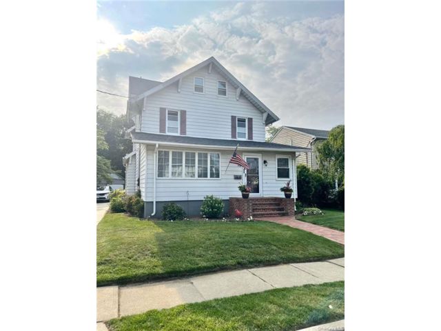  2 BR,  1.00 BTH &nbsp;Exp cape style home in Rockville Centre