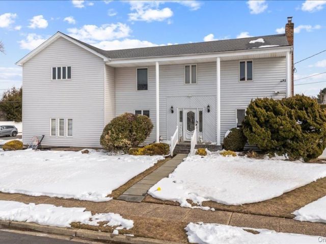  5 BR,  4.00 BTH &nbsp;Colonial style home in Massapequa