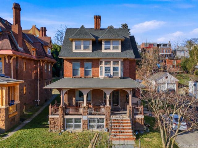  8 BR,  4.00 BTH &nbsp;Victorian style home in Newburgh