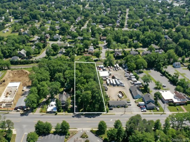 Lot <b>Size:</b>  &nbsp;House style home in Hampton Bays