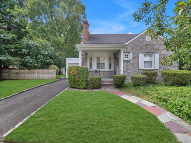  3 BR,  2.00 BTH &nbsp;Cape cod style home in New Hyde Park