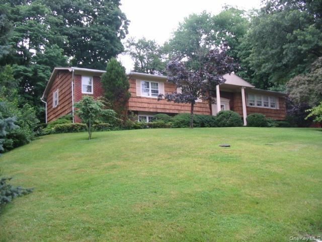  3 BR,  3.00 BTH &nbsp;Hi ranch style home in Great Neck