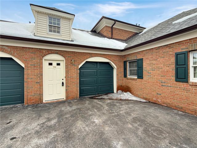  2 BR,  2.00 BTH &nbsp;Condo style home in Newburgh