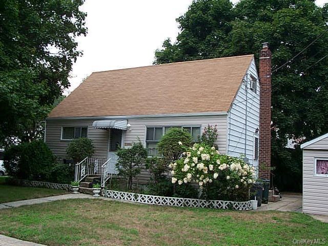  4 BR,  1.00 BTH &nbsp;Cape cod style home in West Hempstead