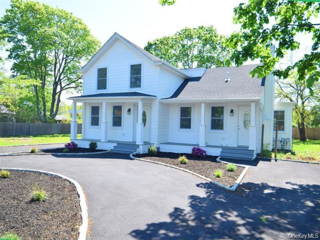  4 BR,  3.00 BTH &nbsp;Colonial style home in East Marion