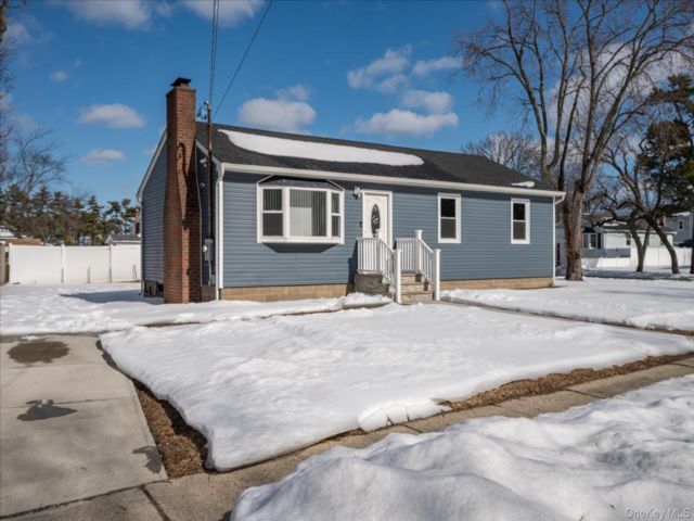  3 BR,  2.00 BTH &nbsp;Ranch style home in Farmingdale