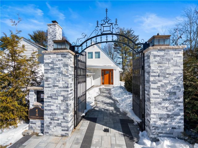  5 BR,  5.00 BTH &nbsp;Exp ranch style home in Roslyn Heights