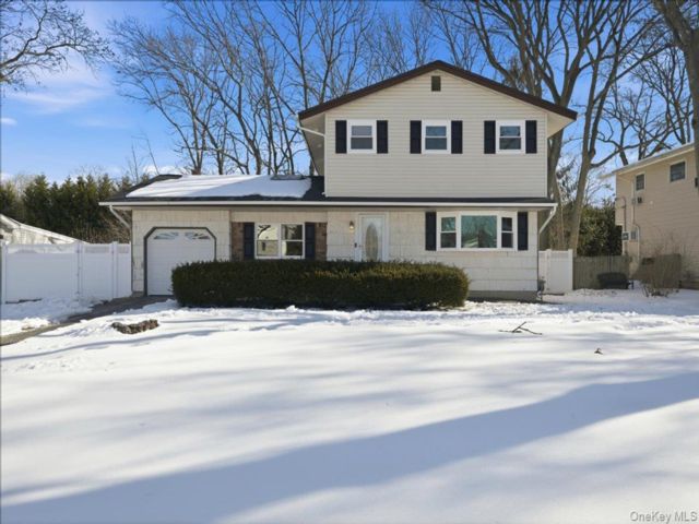  4 BR,  3.00 BTH &nbsp;Colonial style home in Hauppauge