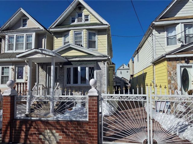  3 BR,  3.00 BTH &nbsp;Colonial style home in Jamaica