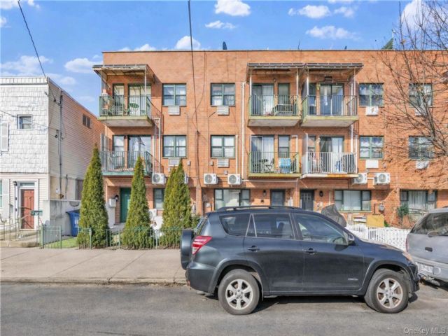 18 BR, 15.00 BTH &nbsp;House style home in Astoria