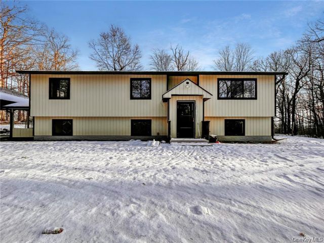  3 BR,  2.00 BTH &nbsp;Raised ranch style home in Rock Tavern