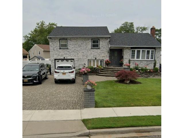  3 BR,  3.00 BTH &nbsp;Split level style home in Uniondale