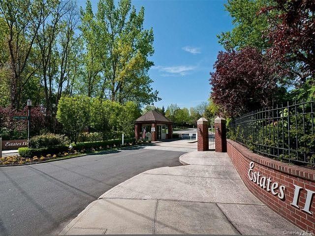 [Manhasset Real Estate, listing number 7254381]