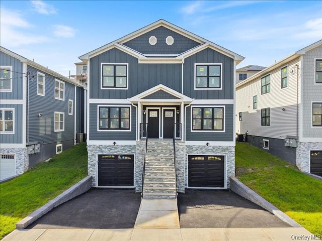  3 BR,  4.00 BTH &nbsp;House style home in Yonkers