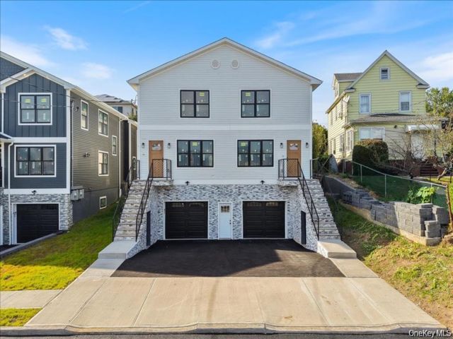  3 BR,  4.00 BTH &nbsp;House style home in Yonkers