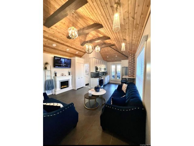  2 BR,  1.00 BTH &nbsp;Contemporary style home in Rockaway Park