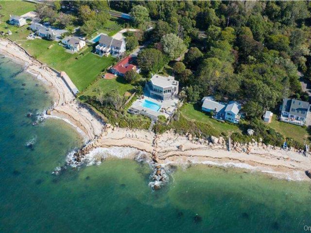  6 BR,  6.00 BTH &nbsp;Contemporary style home in Greenport