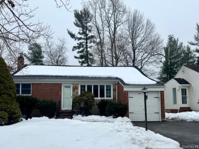  3 BR,  2.00 BTH &nbsp;Ranch style home in Syosset