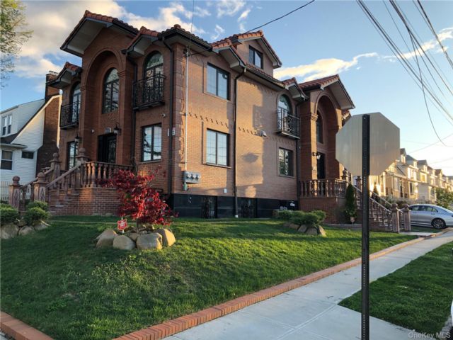  3 BR,  5.00 BTH &nbsp;Contemporary style home in Whitestone