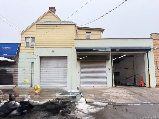 Studio,  0.00 BTH &nbsp;Commercial style home in Woodside